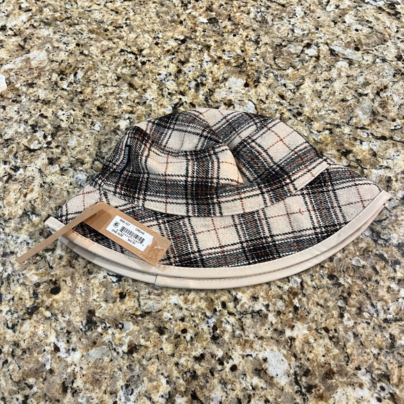 New - Steve Madden Women's Reversible Plaid/Cream Bucket Hat - Picture 4 of 7